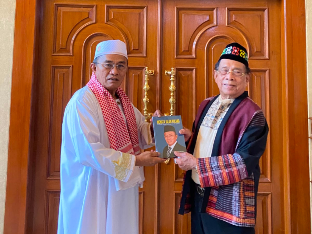<span  class="uc_style_uc_tiles_grid_image_elementor_uc_items_attribute_title" style="color:#ffffff;">Ketum UBM & Prof. Bomer Pasaribu</span>