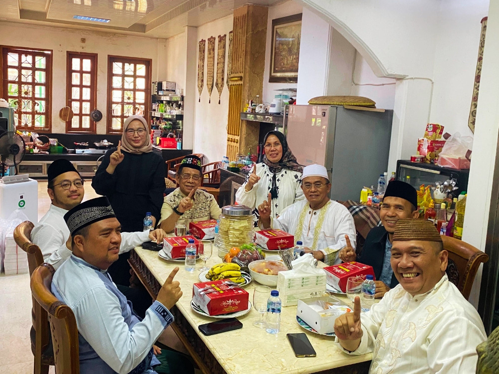 <span  class="uc_style_uc_tiles_grid_image_elementor_uc_items_attribute_title" style="color:#ffffff;">Makan Bersama </span>