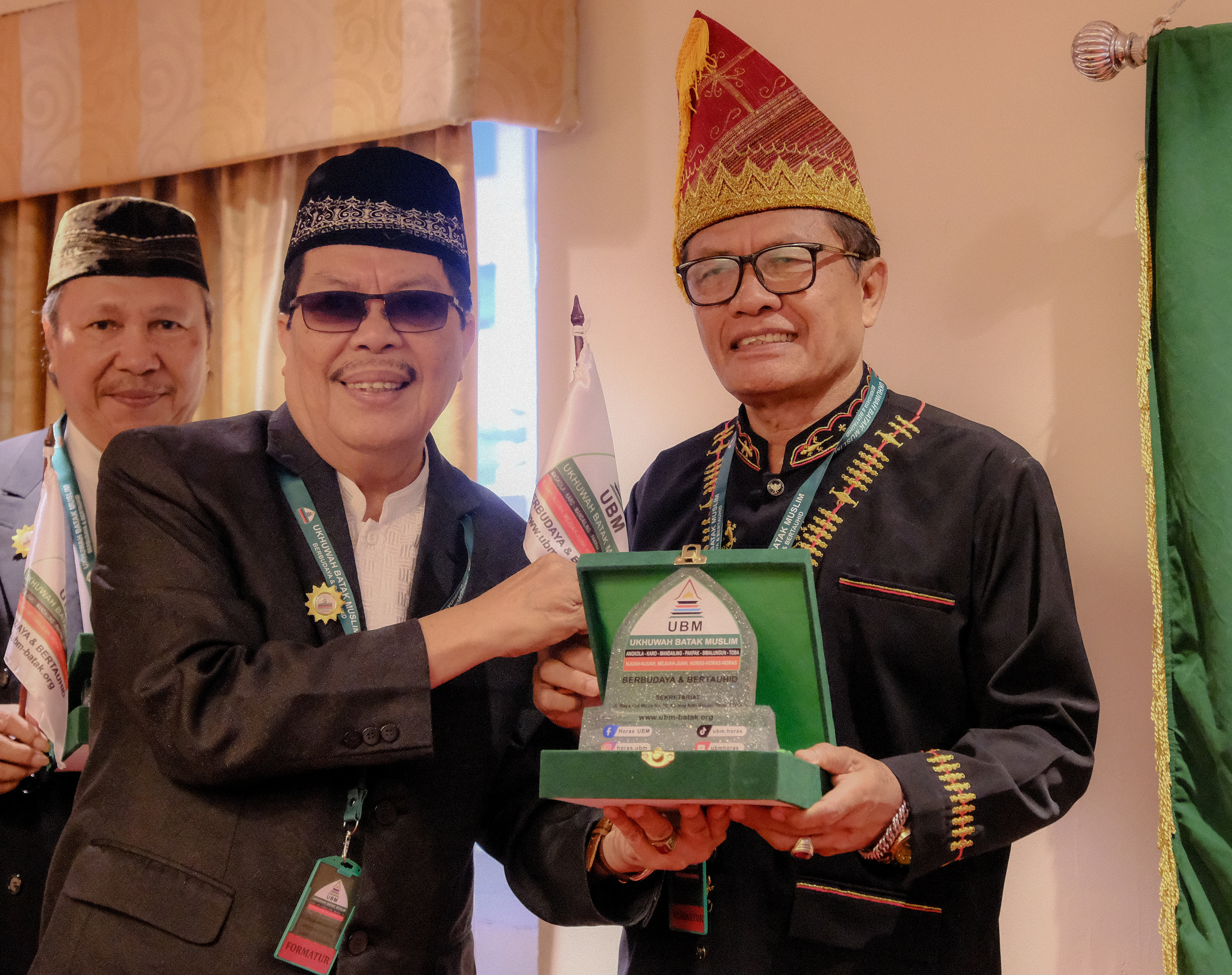 <span  class="uc_style_uc_tiles_grid_image_elementor_uc_items_attribute_title" style="color:#ffffff;">Pemberian cinderamata oleh Dewan Penasehat UBM Andy Situmorang</span>