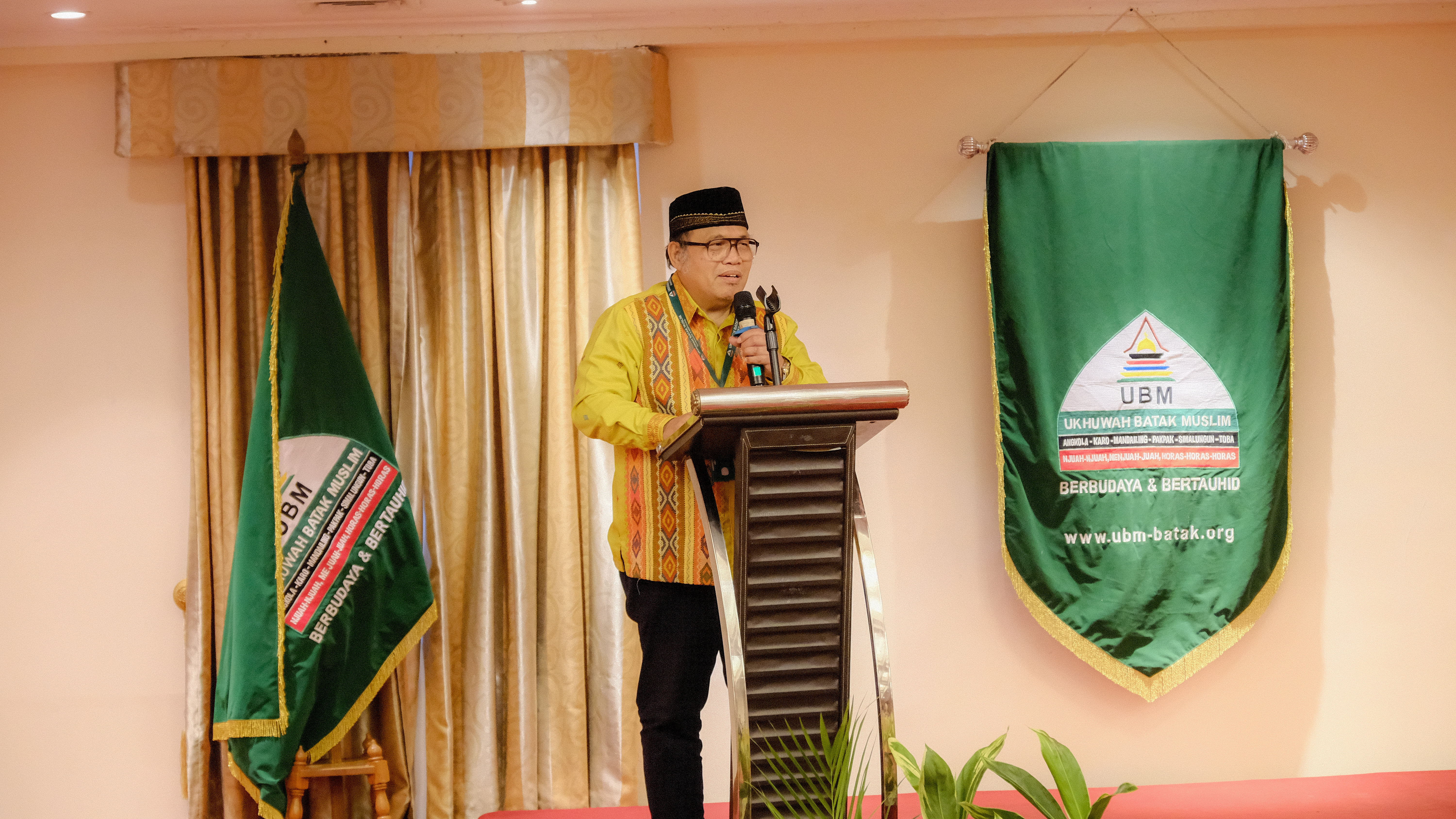 <span  class="uc_style_uc_tiles_grid_image_elementor_uc_items_attribute_title" style="color:#ffffff;">Pidato singkat dari Perwakilan Puak Toba DR. Ghazali Situmorang</span>