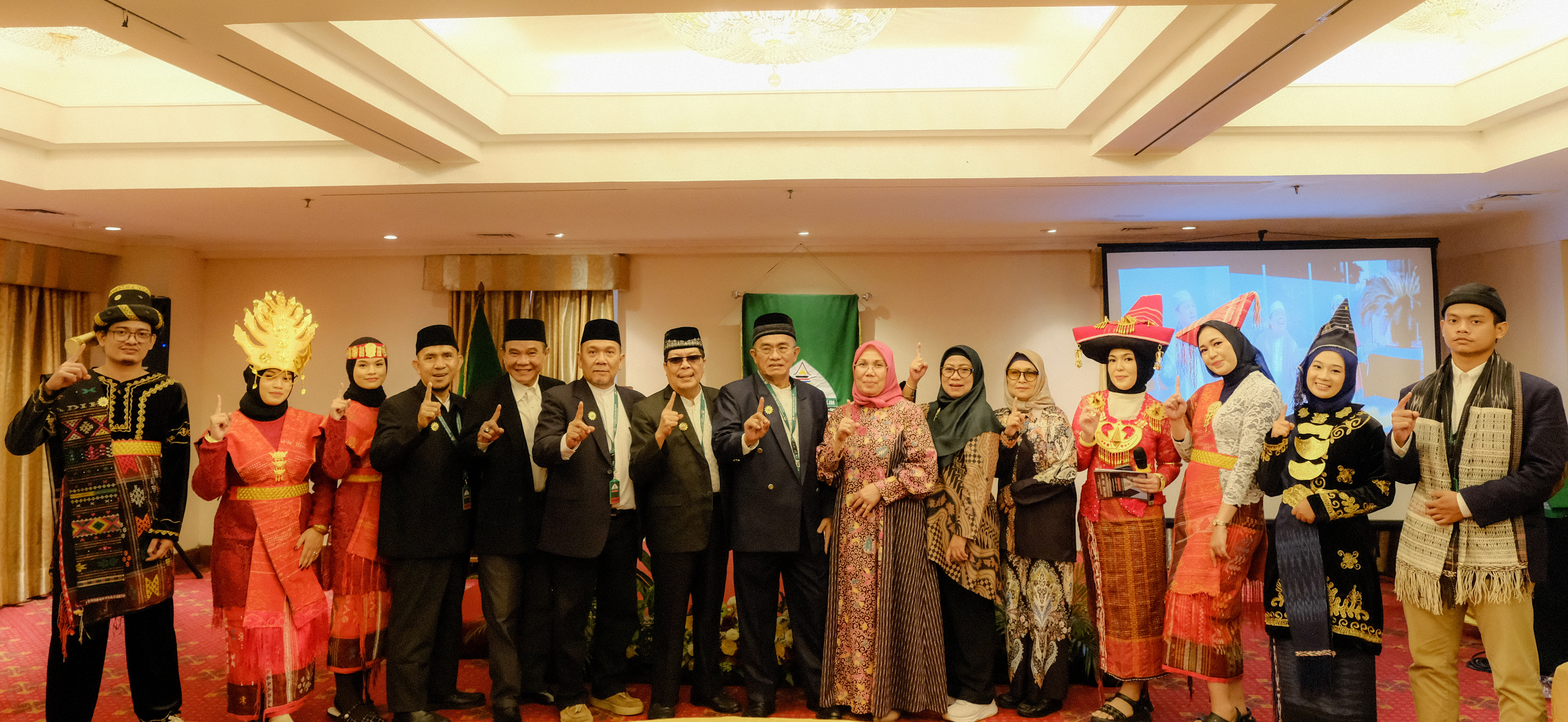<span  class="uc_style_uc_tiles_grid_image_elementor_uc_items_attribute_title" style="color:#ffffff;">Konseptor dan Panitia berbusana Adat 6 Puak UBM</span>